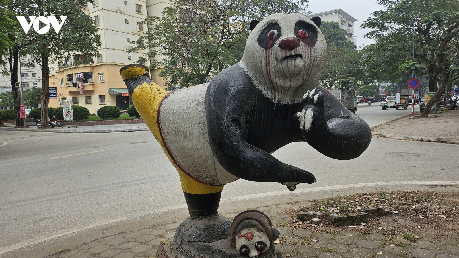 Ai bôi, ai rửa máu mắt cho gấu Panda?