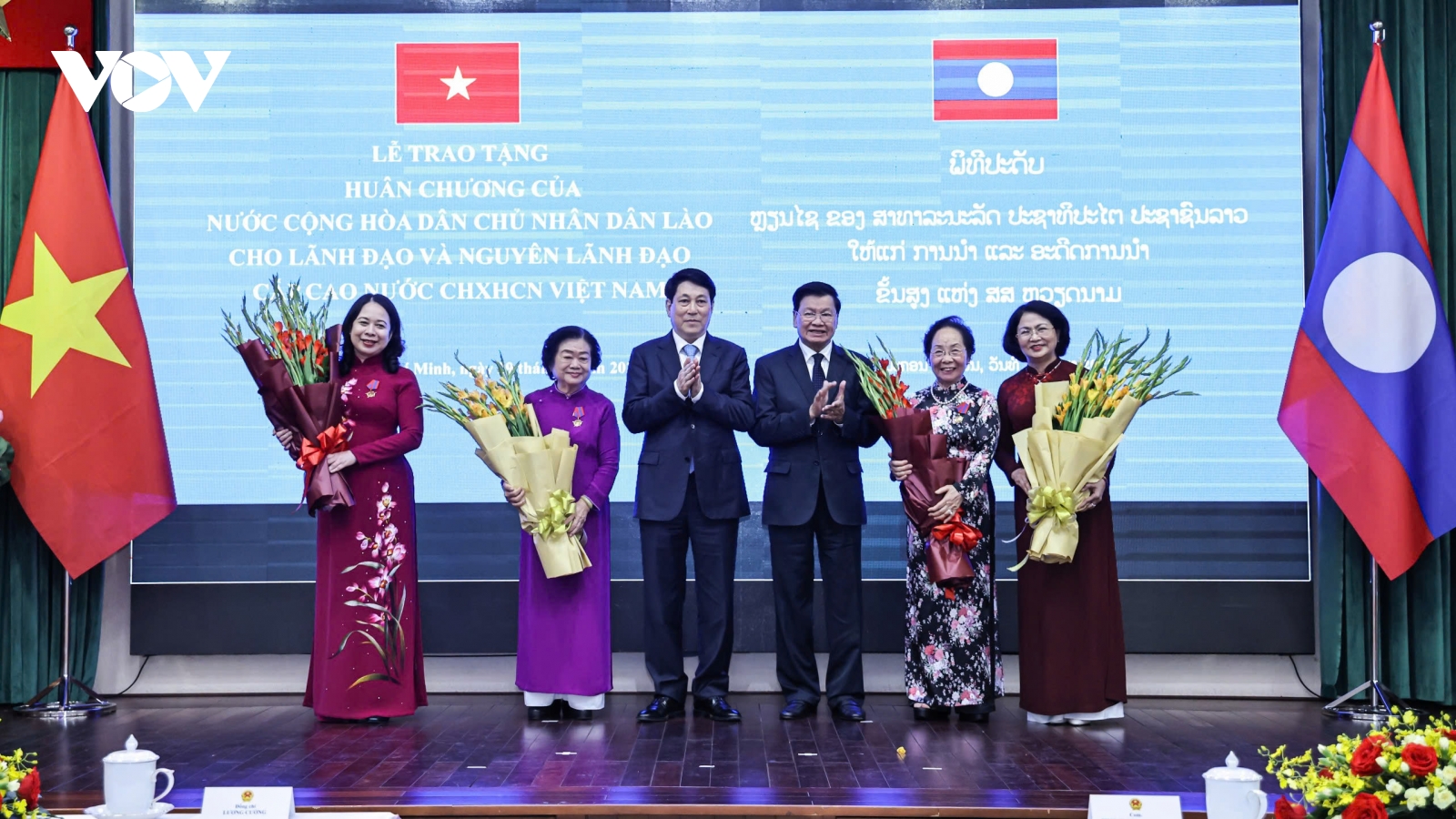 Chủ tịch nước Lương Cường và TBT, Chủ tịch nước Lào dự Lễ trao huân chương cho lãnh đạo Việt Nam