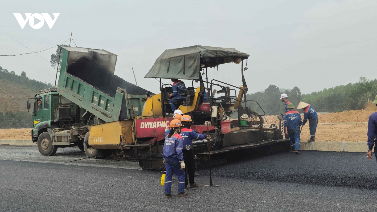 Công nhân hối hả trên các công trường xây dựng trọng điểm ở Yên Bái