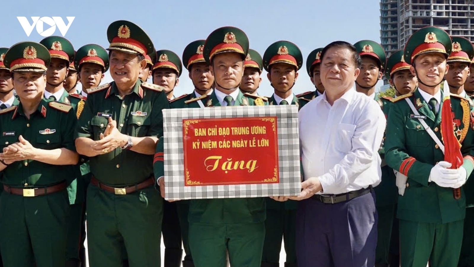 Ông Nguyễn Trọng Nghĩa thăm, động viên lực lượng diễu binh