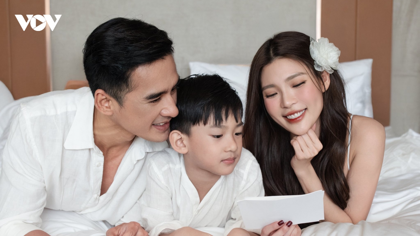 Sao Việt 13/4: Thúy Diễm và Lương Thế Thành kỷ niệm 9 năm ngày cưới