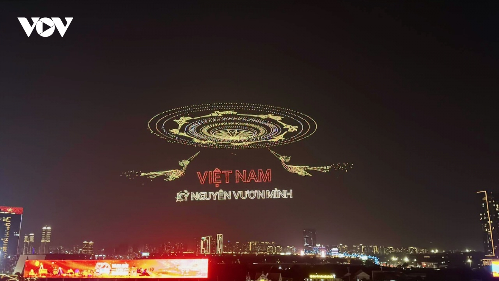 Người dân đổ về trung tâm TP.HCM để xem tổng duyệt drone nghệ thuật