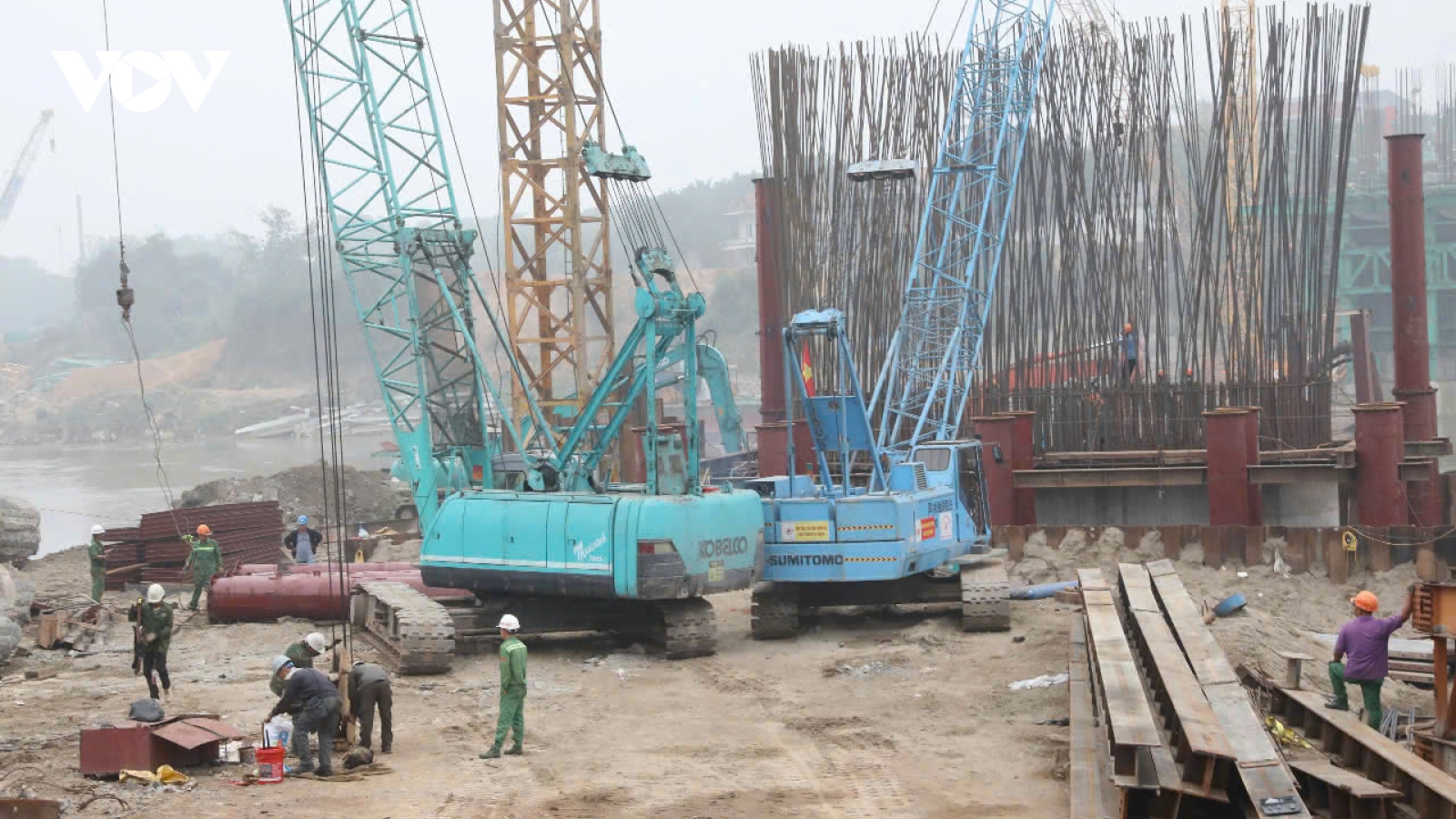 Thần tốc xây cầu Phong Châu, phấn đấu hợp long vào dịp Quốc khánh