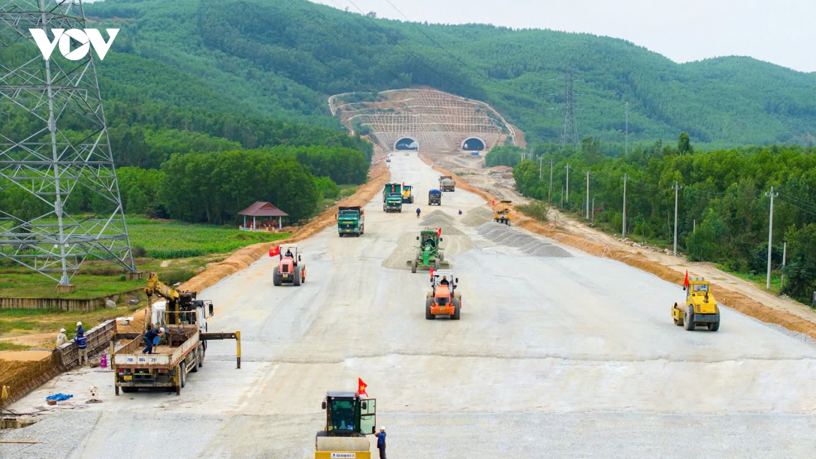 Tăng ca làm việc cả ngày lẫn đêm trên cao tốc Quảng Ngãi – Hoài Nhơn