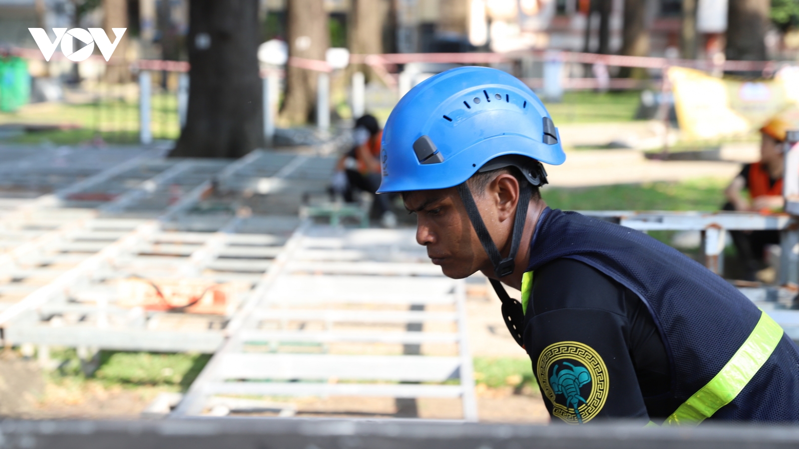Công nhân TP.HCM "đội nắng" làm xuyên lễ để thi công sân khấu kỷ niệm 50 năm