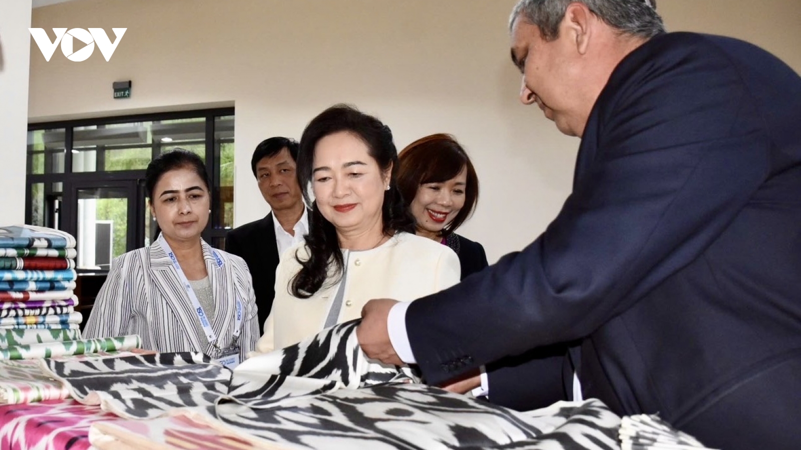 Phu nhân Chủ tịch Quốc hội thăm quan Khu trưng bày nghệ thuật NBU, Uzbekistan