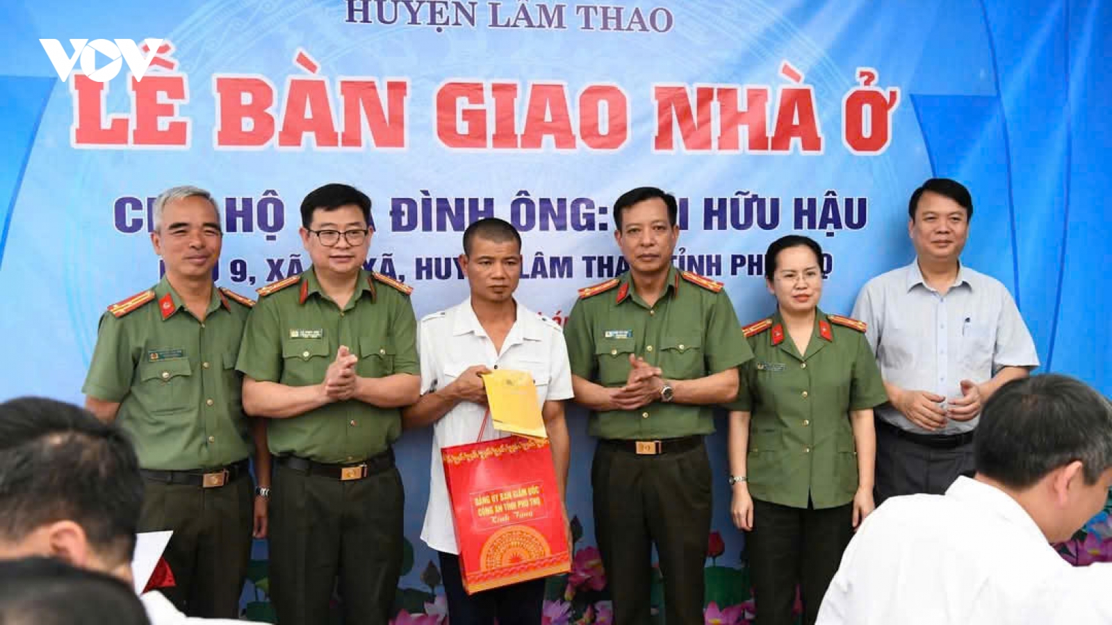 Công an tỉnh Phú Thọ trao tặng 2 nhà tình nghĩa cho hộ nghèo tại huyện Lâm Thao
