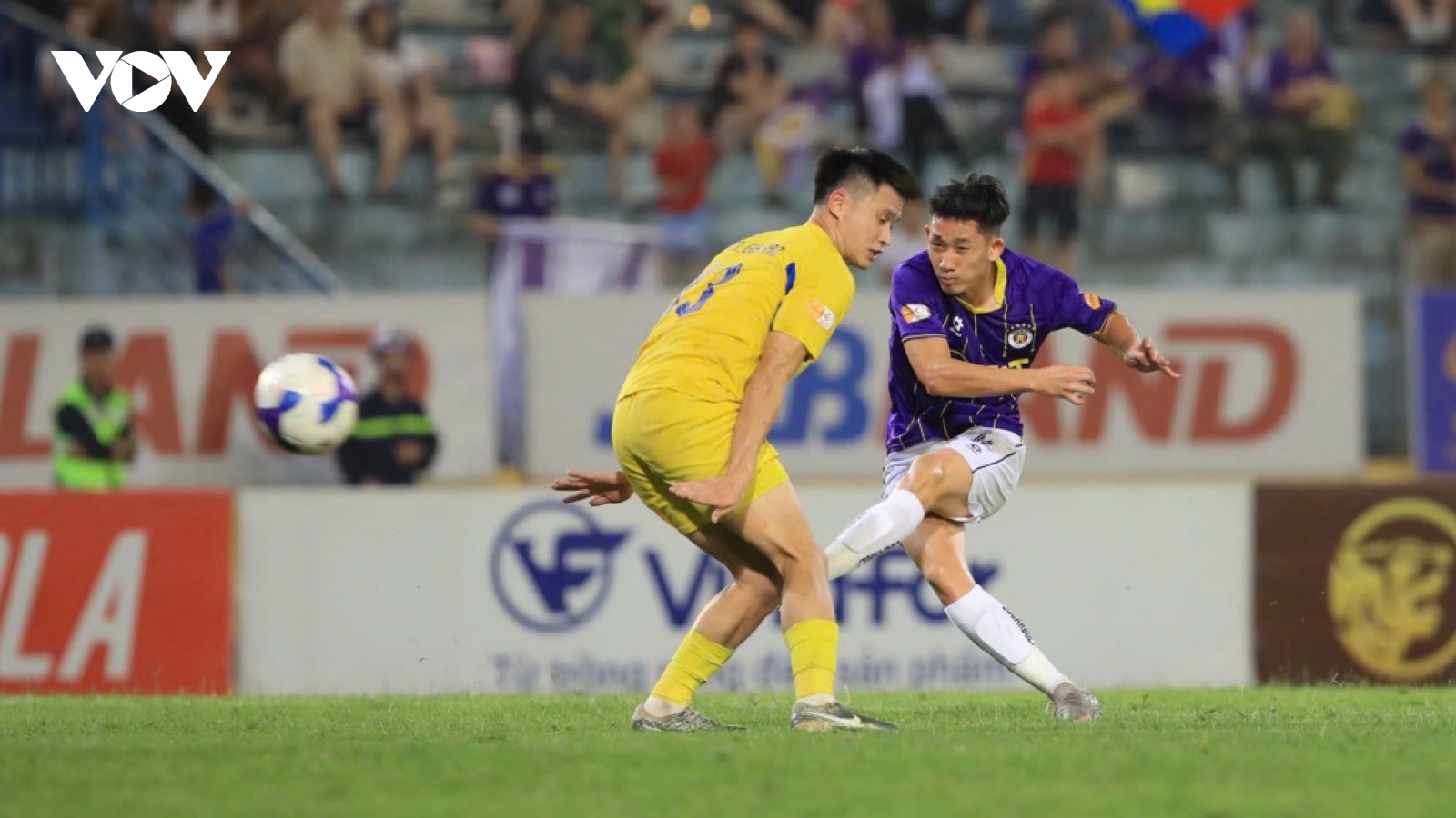 Kết quả vòng 20 V-League 27/4: Thắng nhọc Quảng Nam, Hà Nội FC bám sát Nam Định