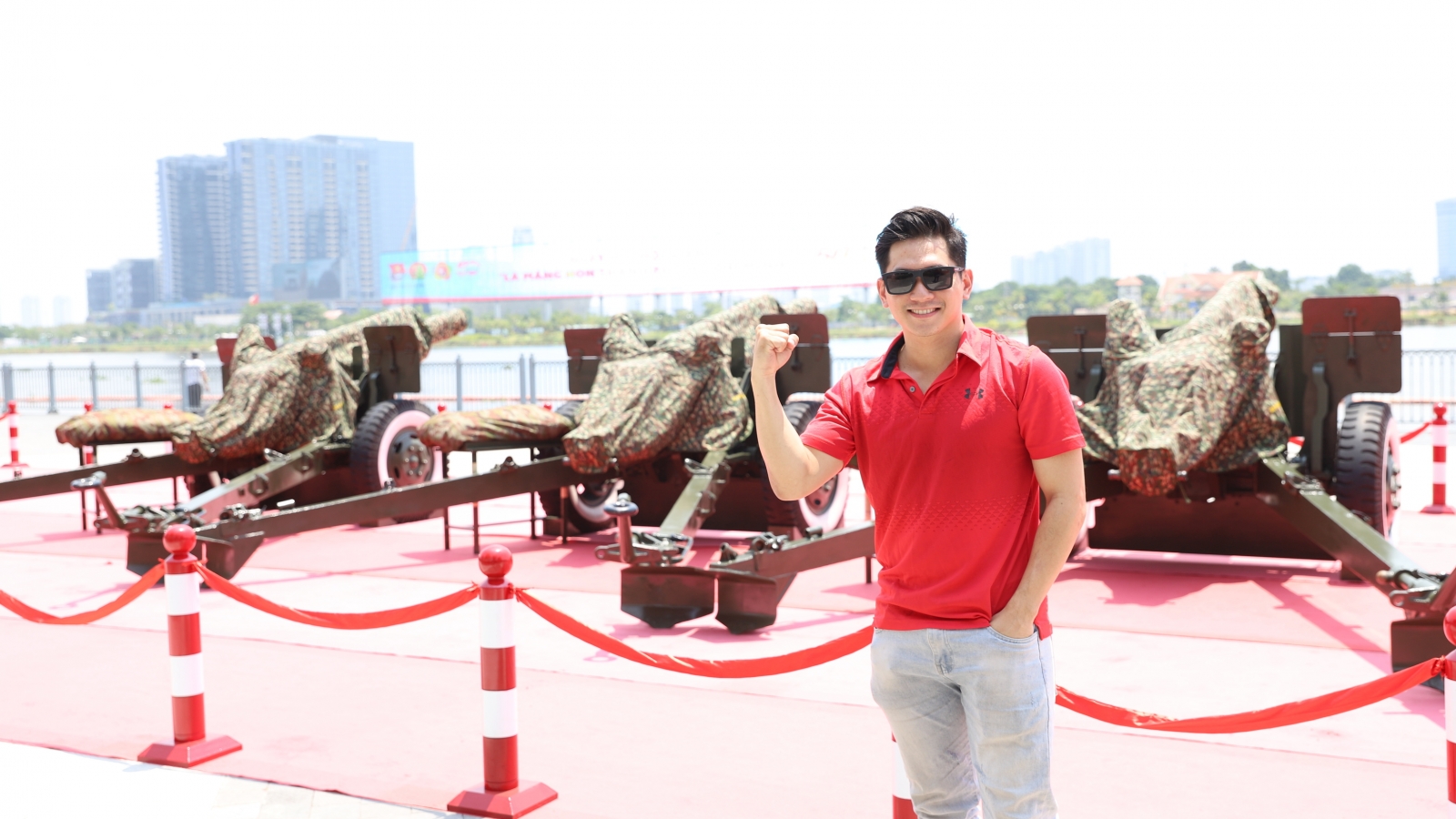 Người dân thích thú chụp ảnh bên dàn pháo lễ ở bến Bạch Đằng, TP.HCM