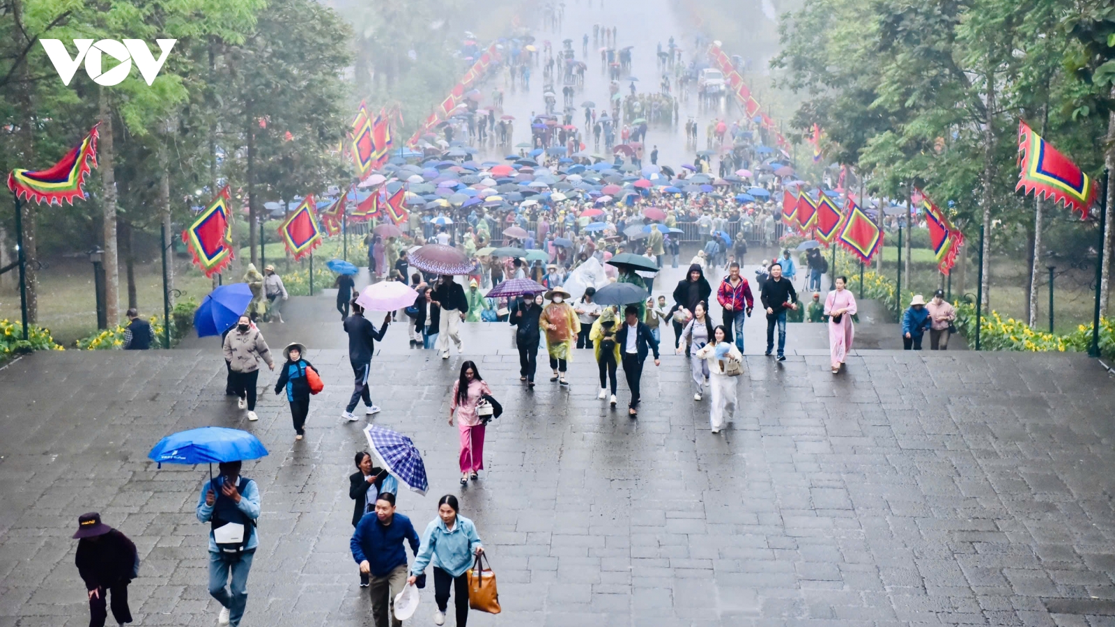 Hàng vạn người đội mưa dâng hương tưởng nhớ các Vua Hùng tại Phú Thọ