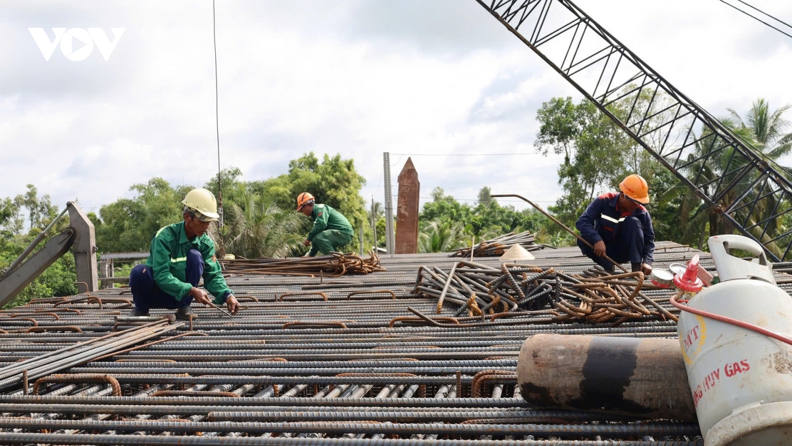 Cao tốc Châu Đốc - Cần Thơ - Sóc Trăng chậm tiến độ, thiếu cát đắp nền