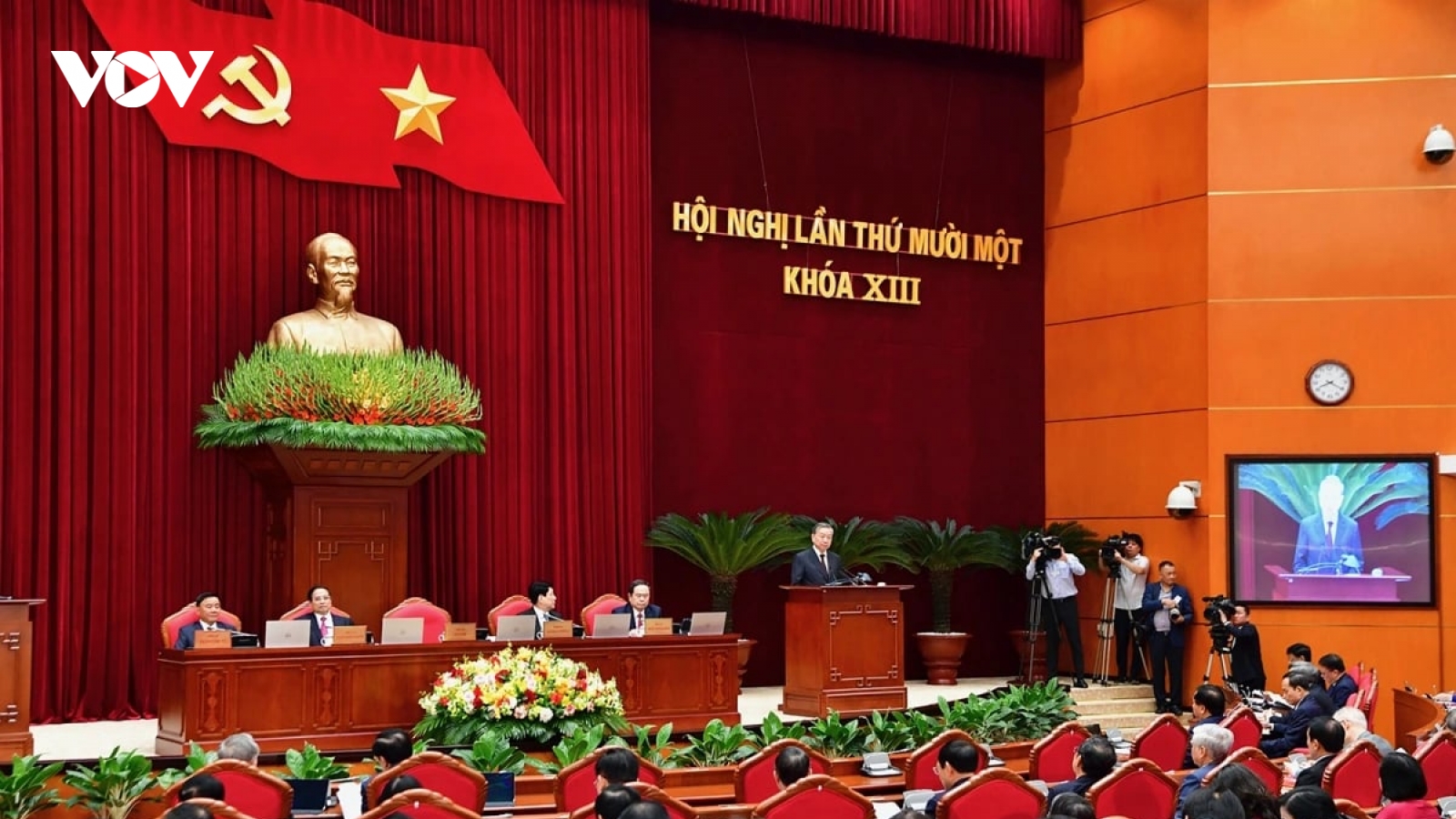 Thông cáo báo chí về ngày làm việc thứ hai của Hội nghị Trung ương 11