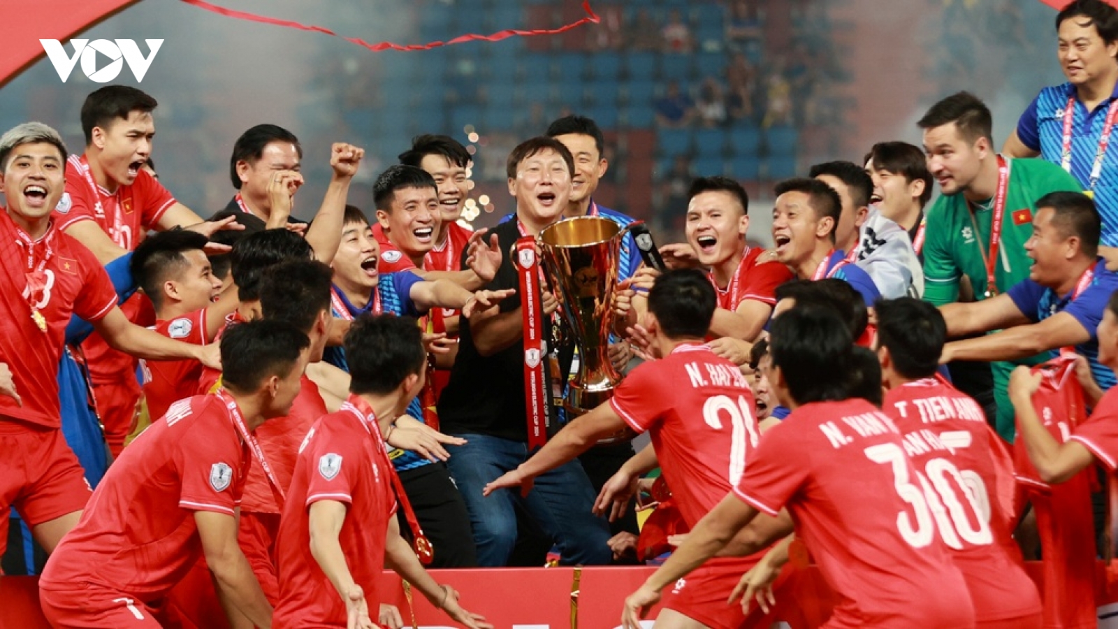Lộ diện dàn tuyển thủ Việt Nam cùng HLV Kim Sang Sik đối đầu với MU