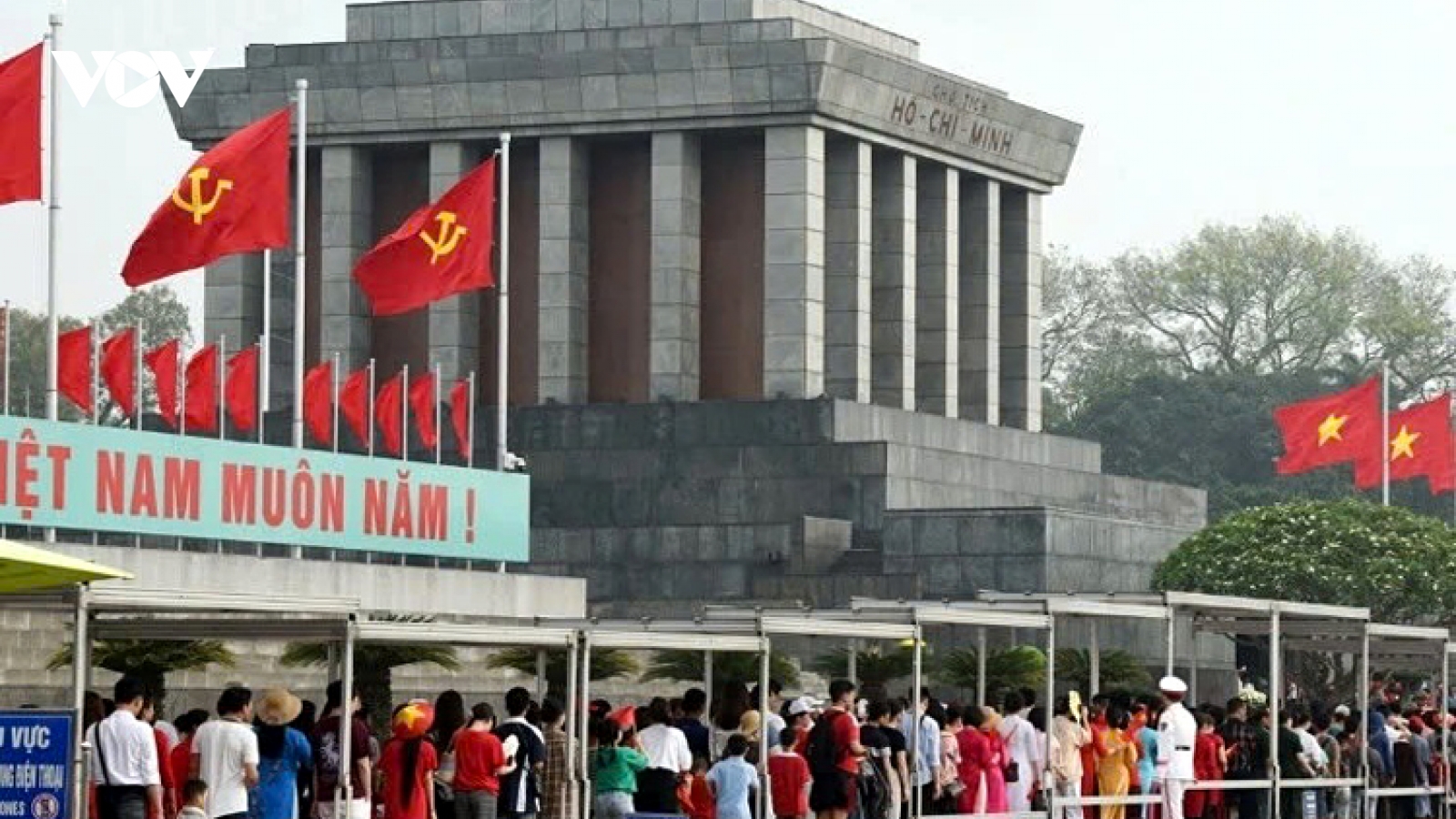 Thousands pay tribute to President Ho Chi Minh on National Reunification Day