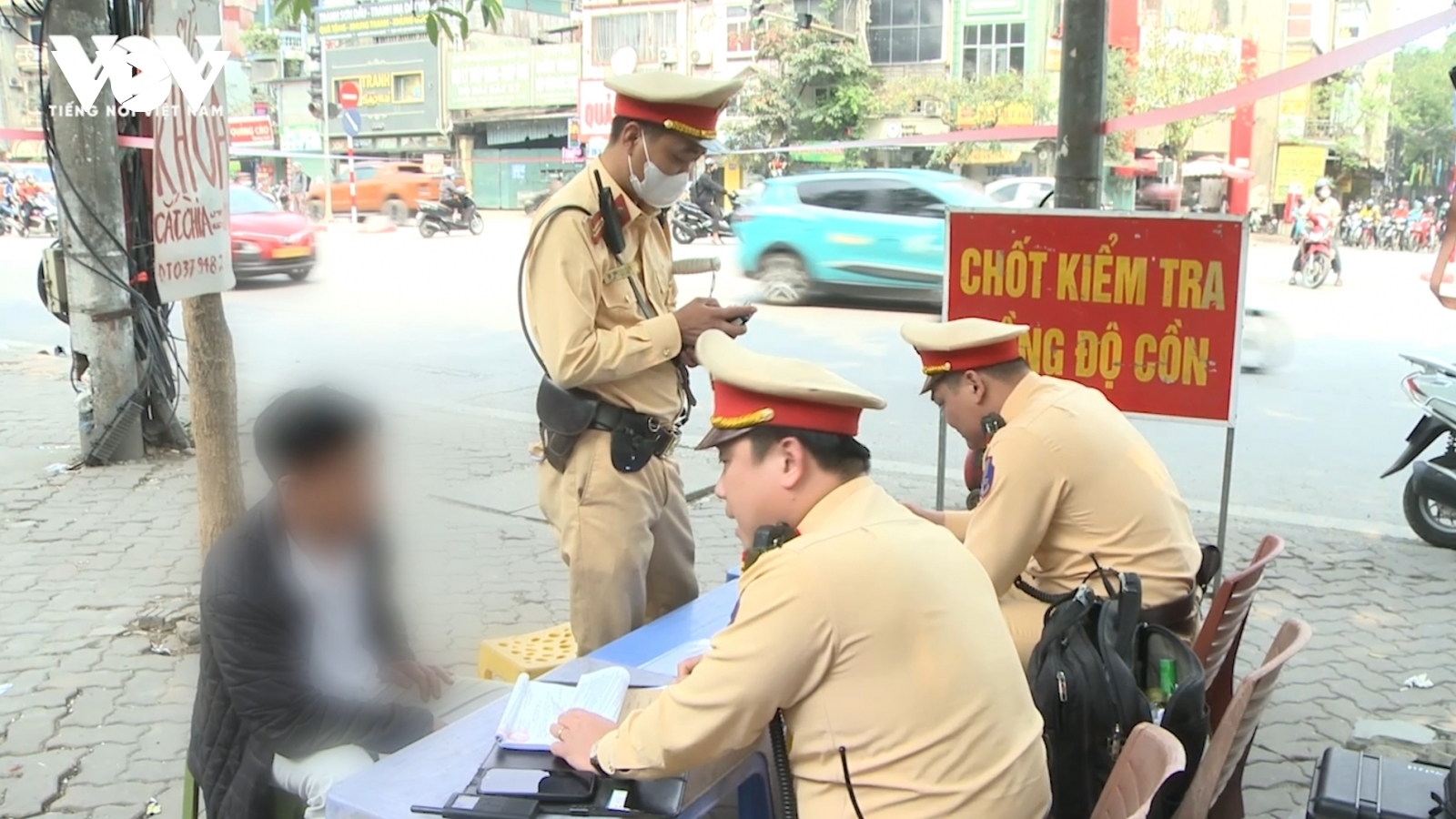 Uống bia bên đám giỗ, người đàn ông bị xử phạt vì vi phạm nồng độ cồn
