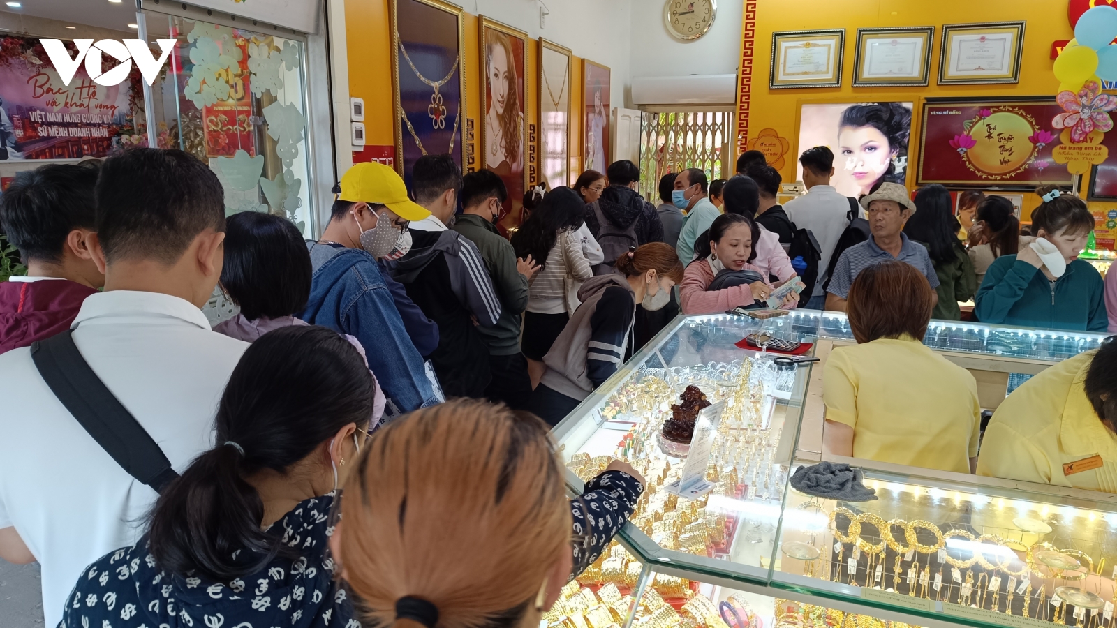 Giá vàng lên tới 120 triệu/lượng, người dân TP.HCM ùn ùn xếp hàng chờ mua vàng