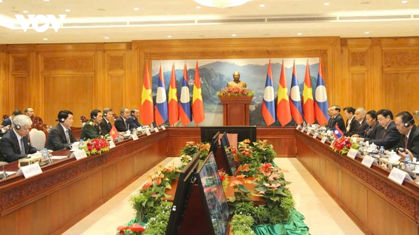 Vietnam prioritises strengthening relations with Laos, reaffirms President