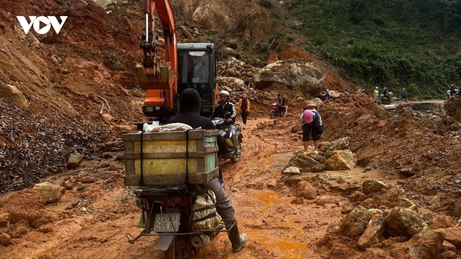 Mưa lớn gây sạt lở, ách tắc tại vùng cao Bắc Hà