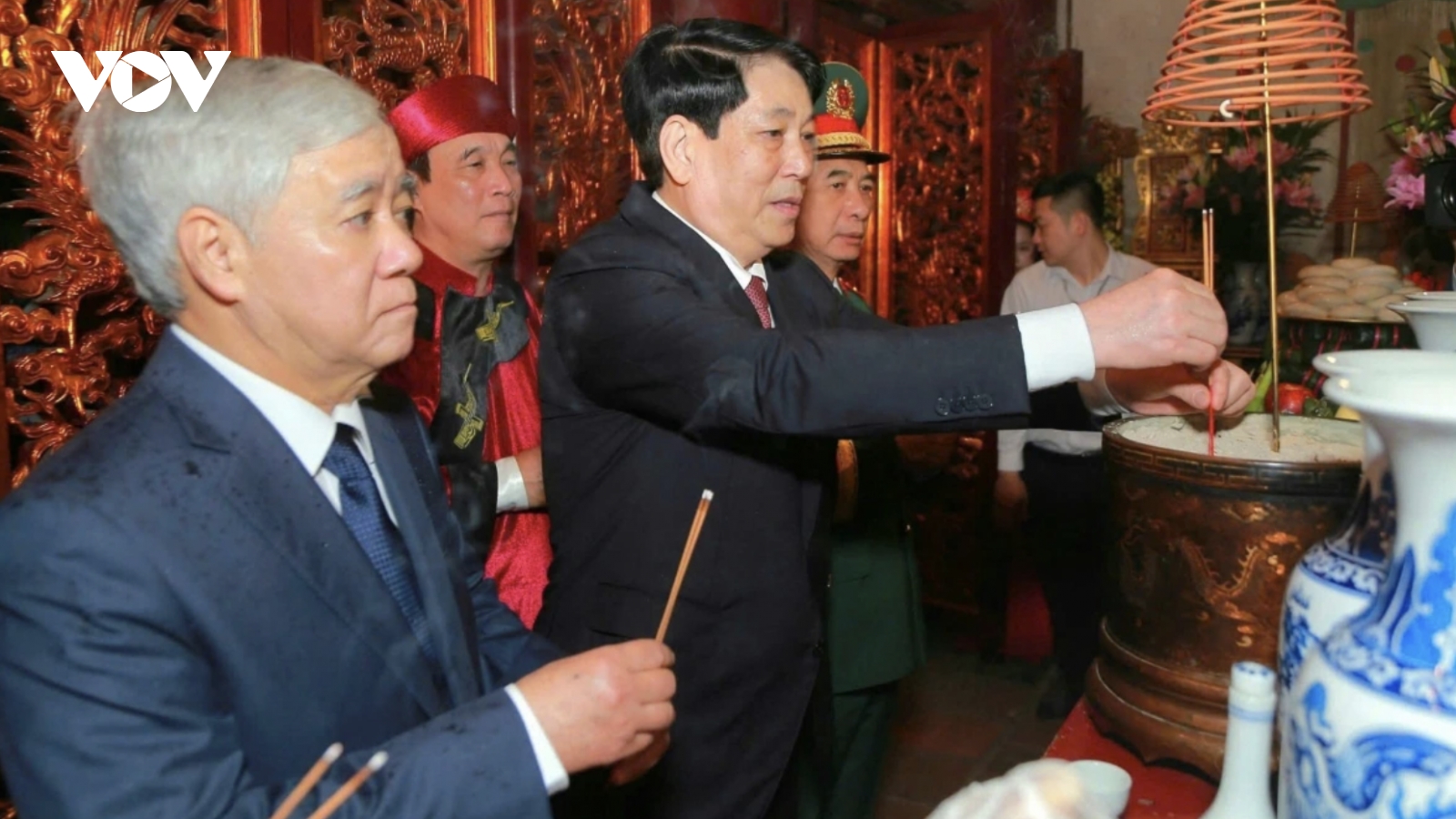 President Luong Cuong offers incense to commemorate Hung Kings