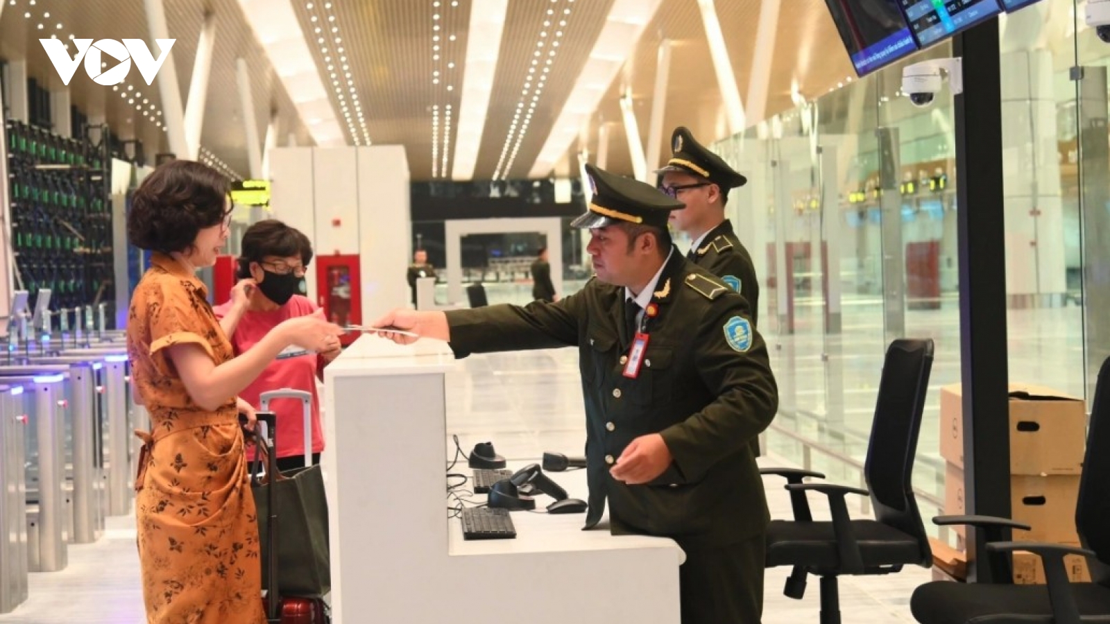 Tan Son Nhat Terminal T3 operates first commercial flight