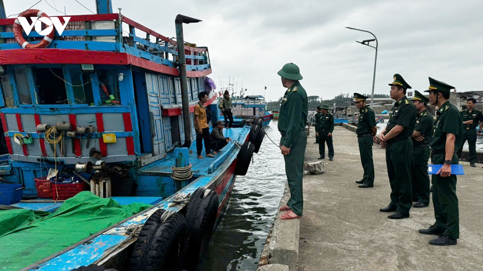 Cứu nạn thành công 3 ngư dân bị chìm tàu trên biển