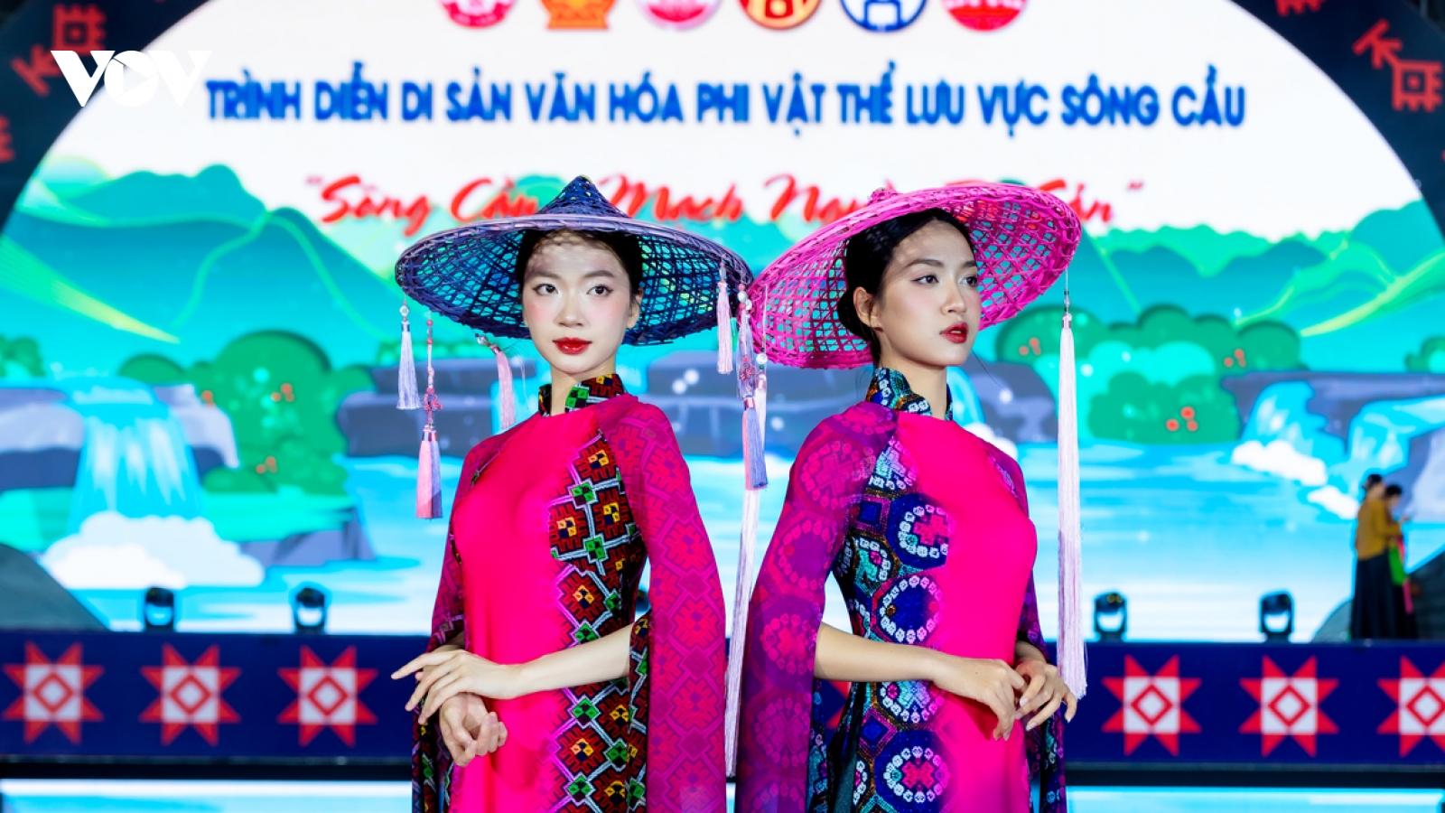 Bộ sưu tập áo dài đặc biệt của NTK Vũ Thảo Giang tôn vinh vẻ đẹp sông Cầu