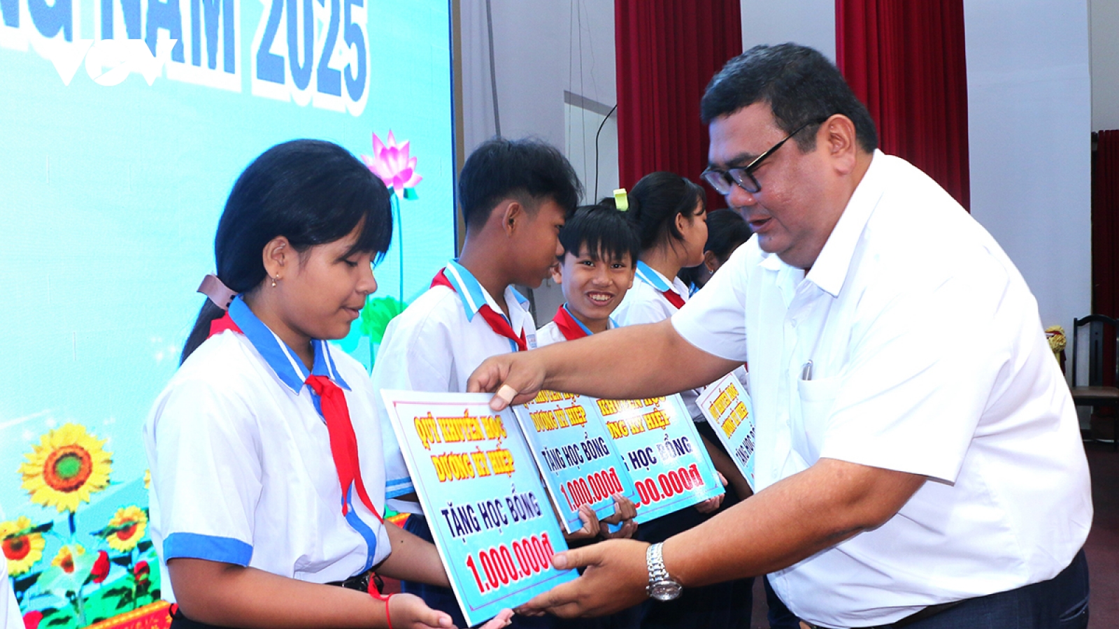 Sóc Trăng trao 242 suất học bổng cho học sinh có hoàn cảnh khó khăn