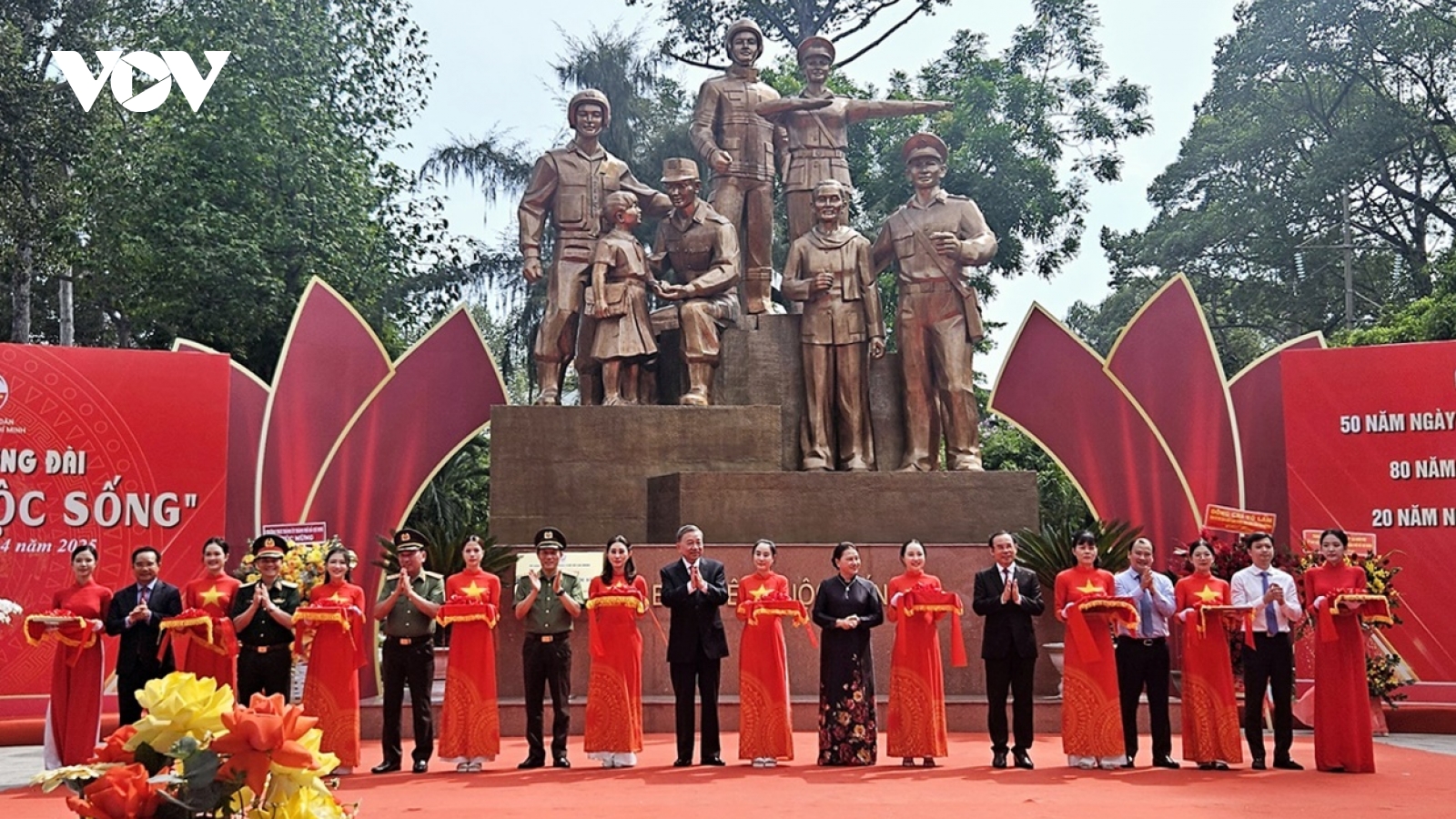 Bộ Công an khánh thành tượng đài "Vì bình yên cuộc sống" ở TP.HCM