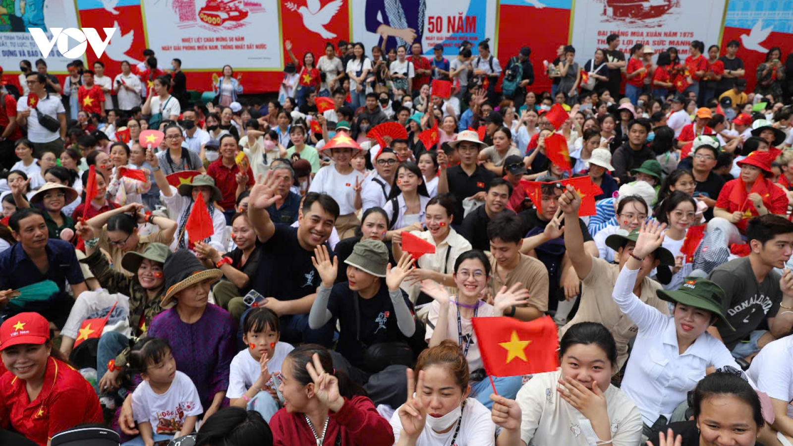 Người dân TP.HCM đổ về trung tâm xem sơ duyệt kỷ niệm 50 năm thống nhất đất nước