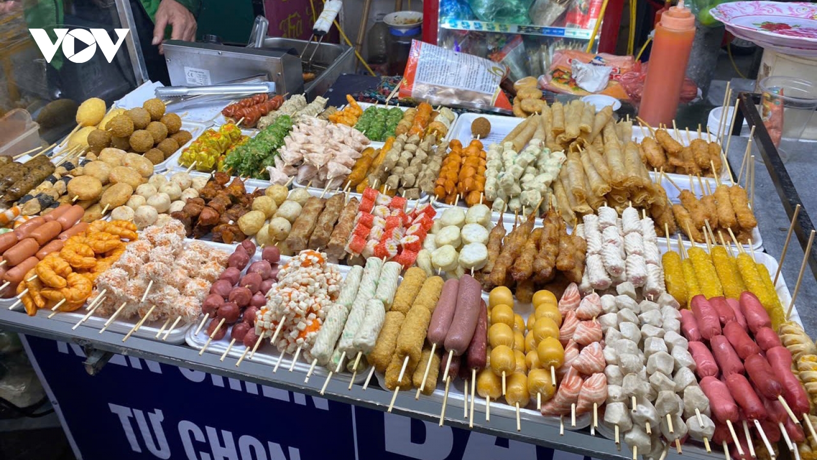 Quà vặt bủa vây cổng trường không thể xem là…chuyện vặt