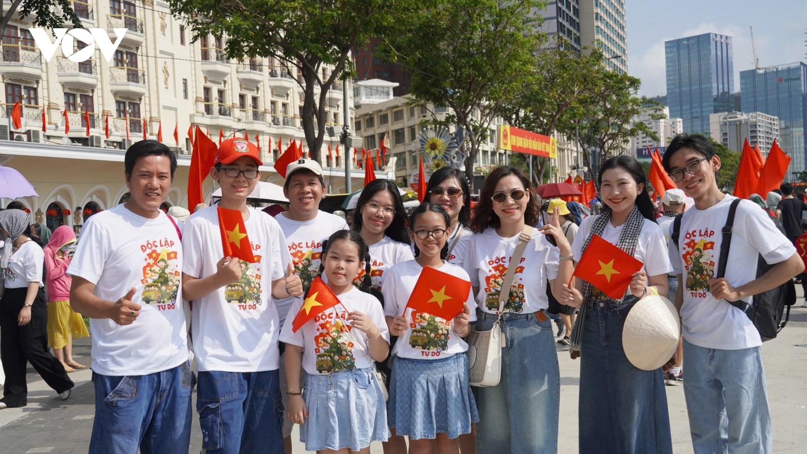 TP.HCM những ngày cuối tháng Tư rực rỡ màu cờ