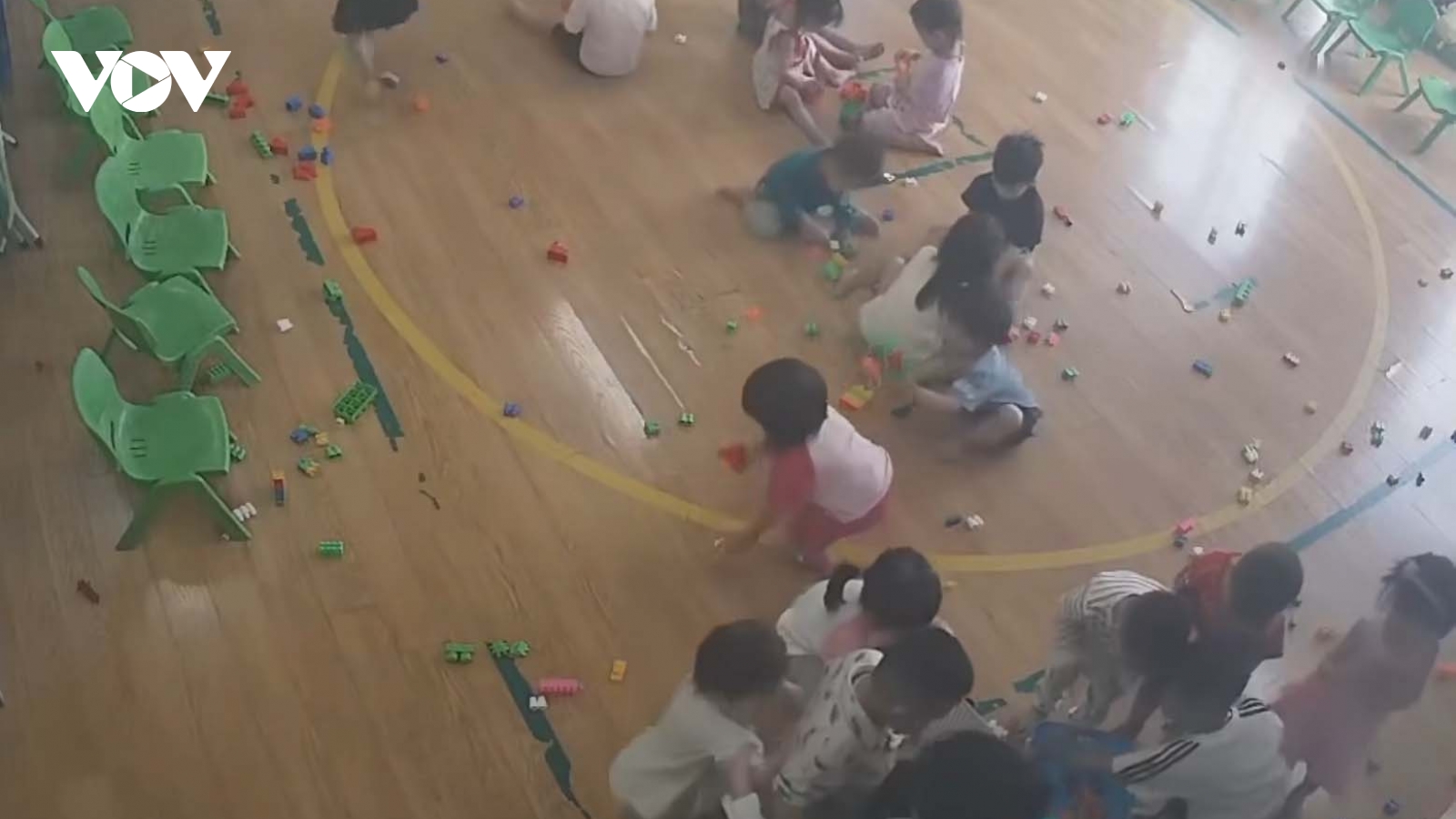 Đình chỉ cô giáo đánh học sinh mầm non ở Bắc Ninh