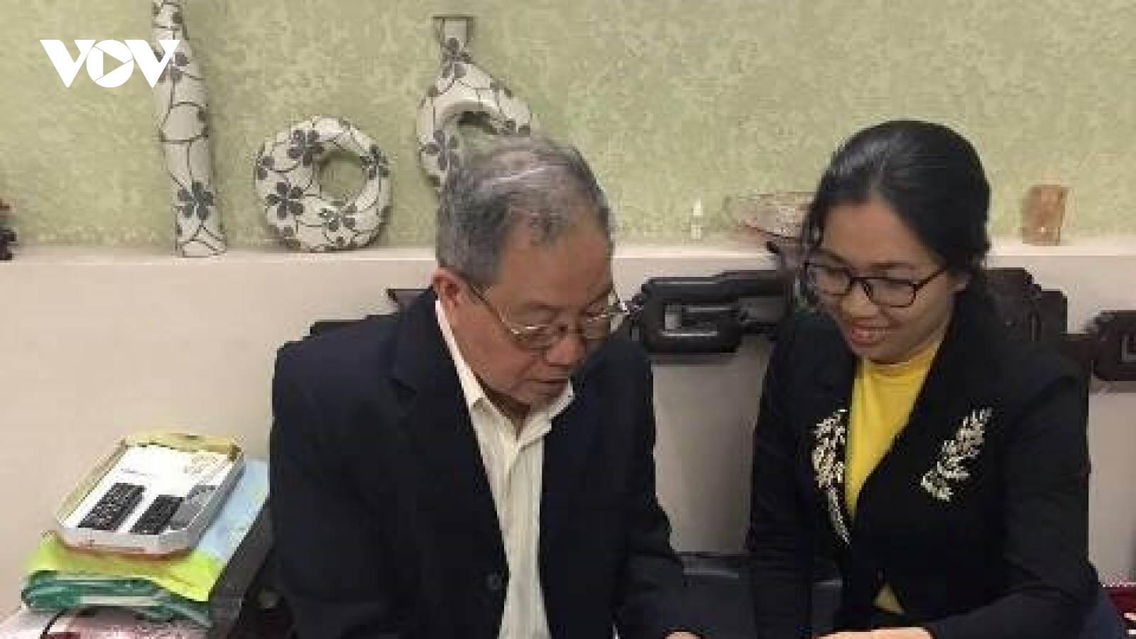 Vỡ òa niềm vui khi chưa nguôi những mất mát đau thương