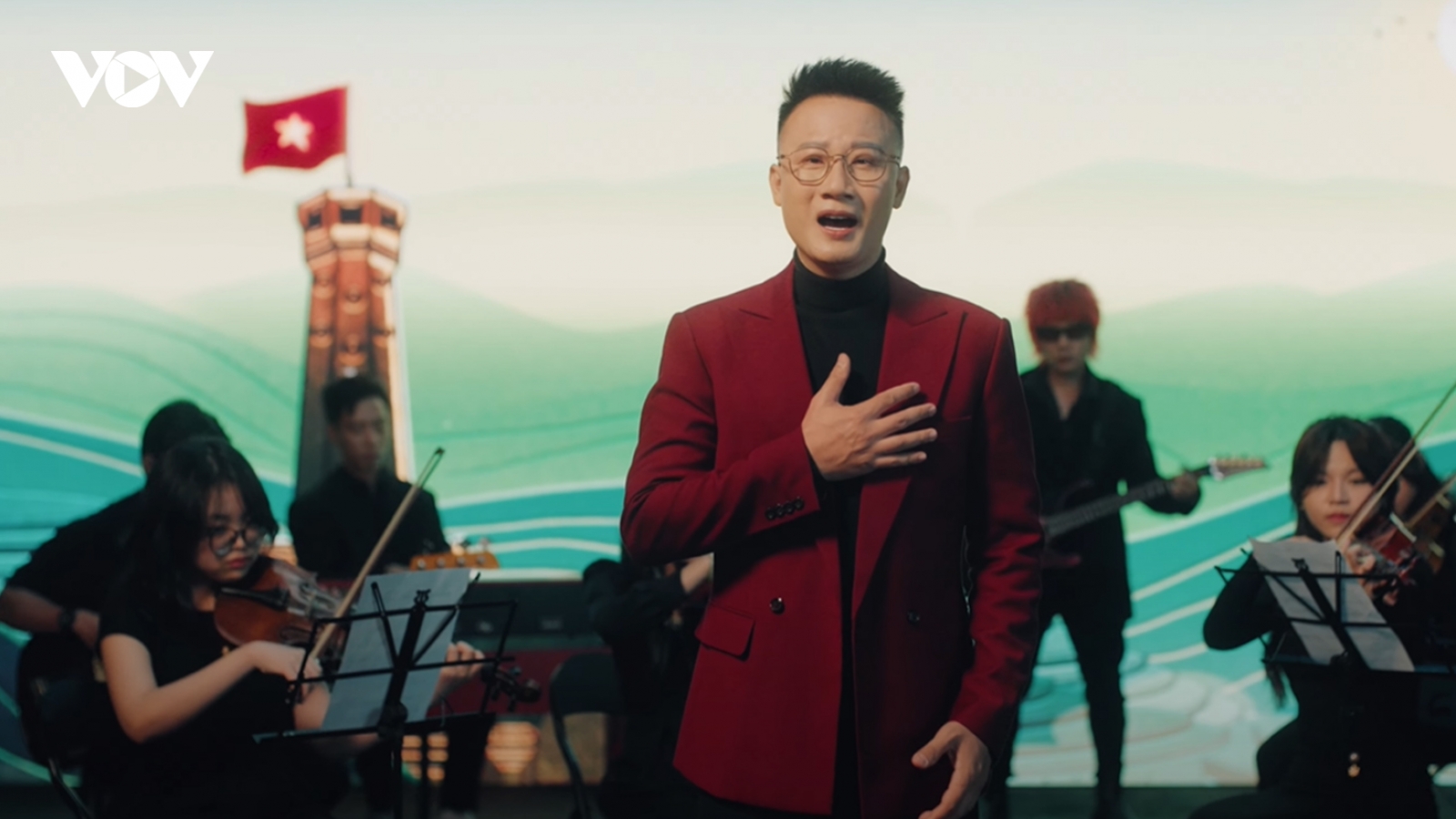Hoàng Bách khơi dậy tình yêu nước bằng âm nhạc với "Lời trái tim Việt Nam"