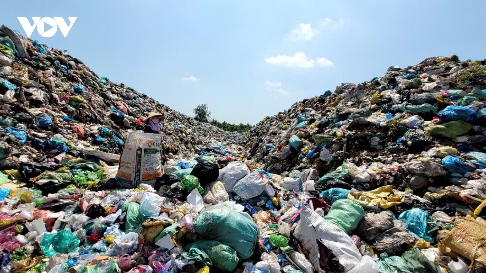 Bãi rác ngày càng to dần, gây ô nhiễm làm “đảo lộn” cuộc sống khu dân cư