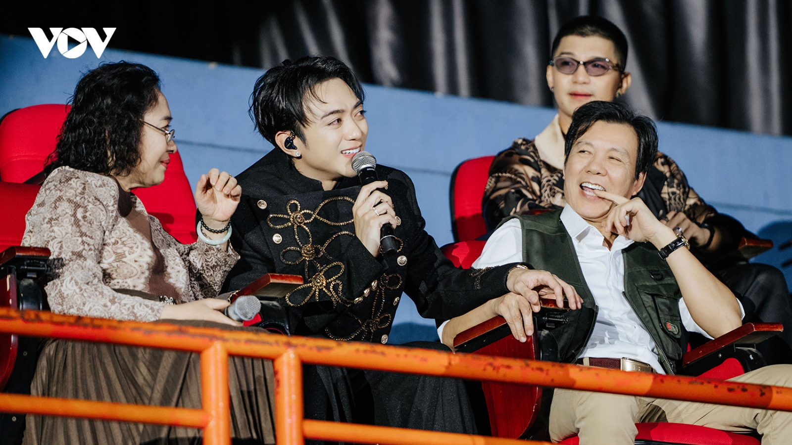 Soobin xúc động bên bố mẹ trong Fanmeeting tại Hà Nội