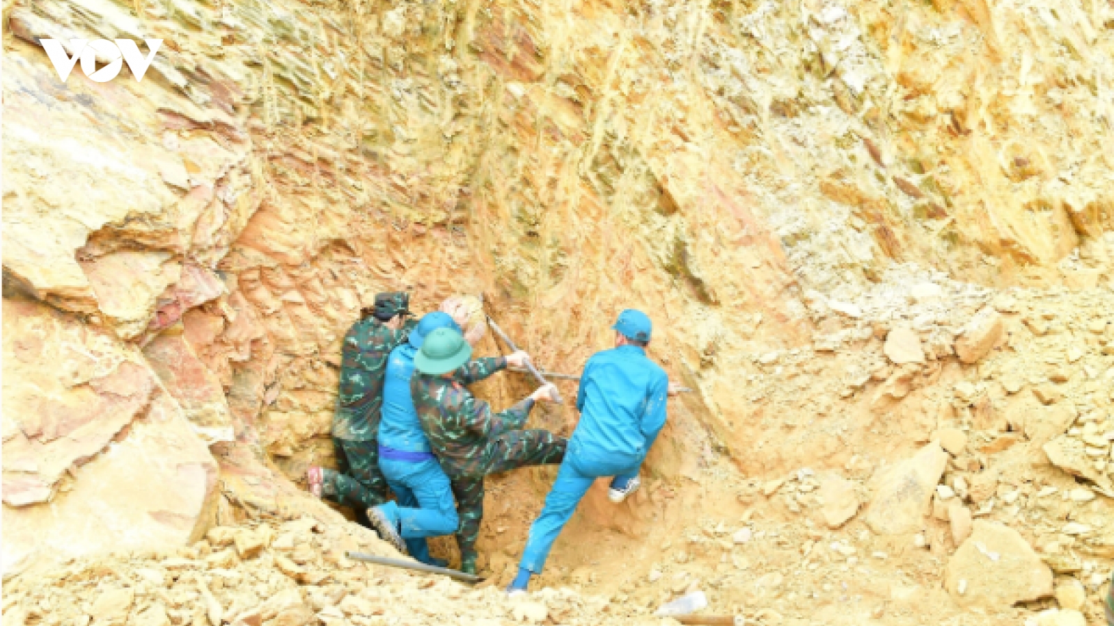 Đào móng làm nhà, phát hiện quả bom còn nguyên kíp nổ