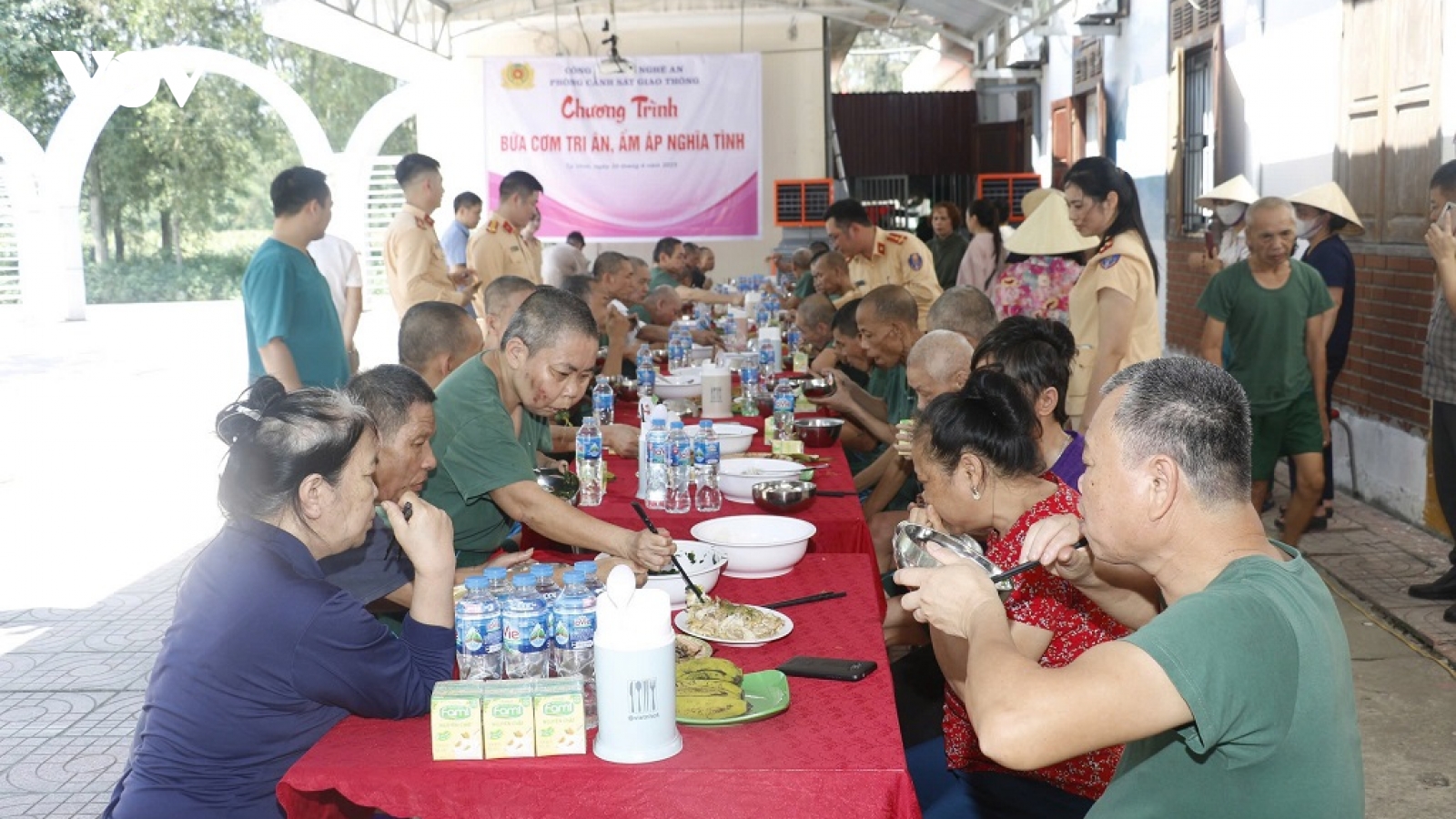 “Bữa cơm tri ân - Ấm áp nghĩa tình” tại Khu điều dưỡng thương binh tâm thần Nghệ An