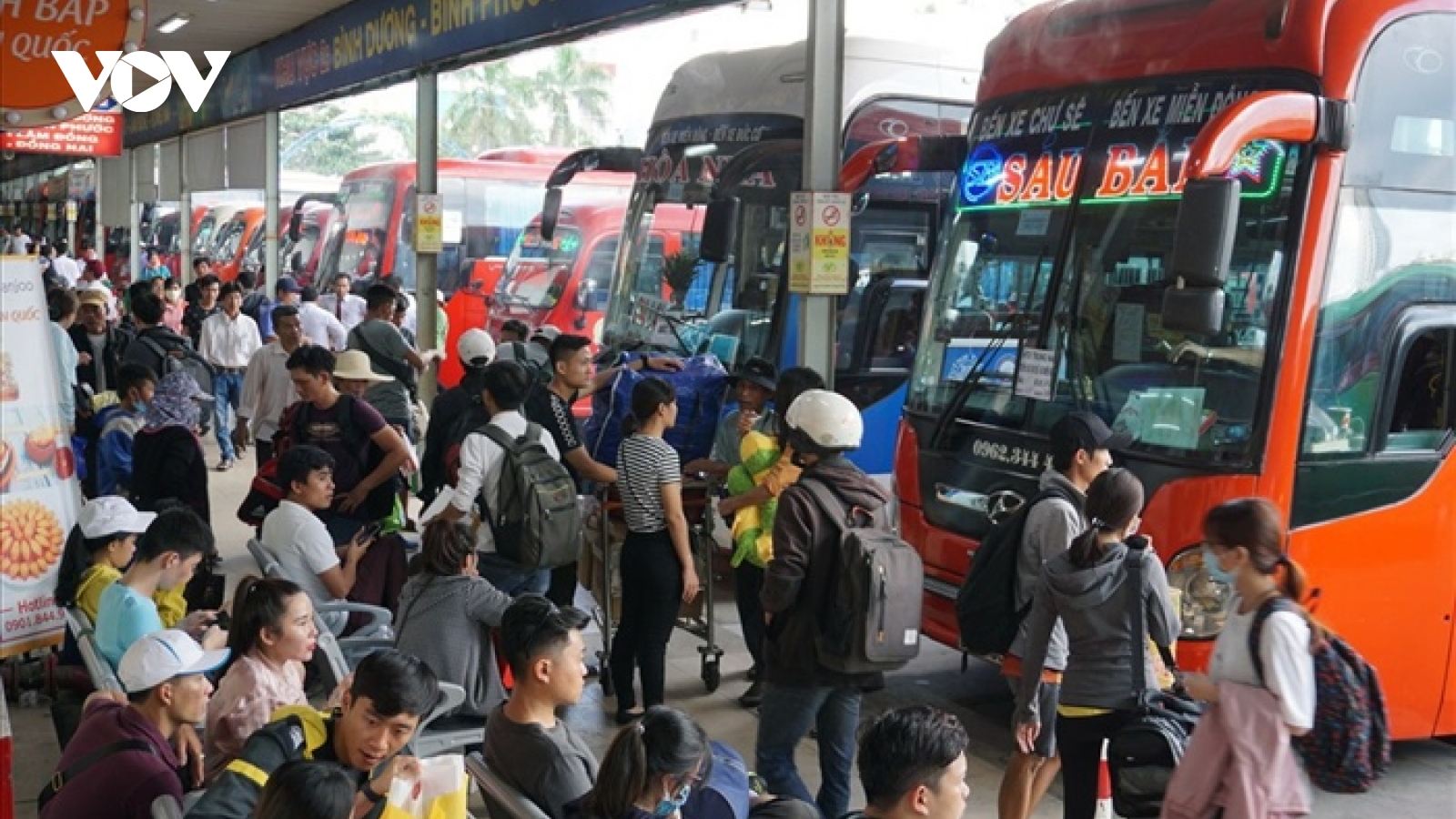 Bến xe Hà Nội cao điểm Tết: Sẵn sàng phục vụ người dân, vẫn lo nạn cò mồi, ép giá