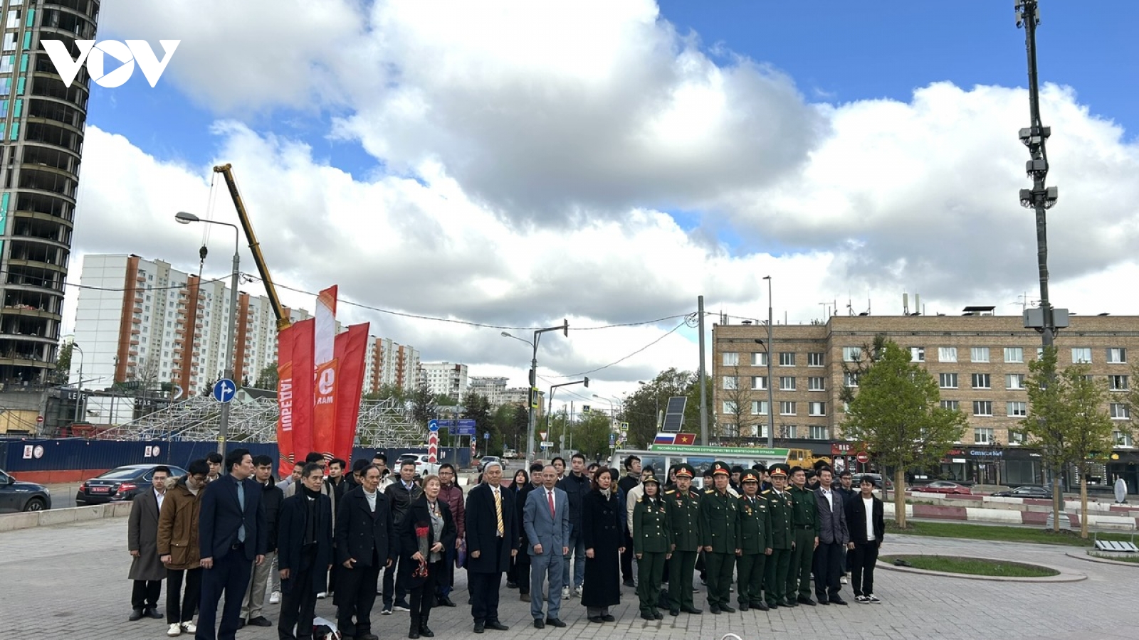 Dâng hoa tại Tượng đài Bác Hồ ở Moscow nhân kỷ niệm 50 năm Giải phóng miền Nam