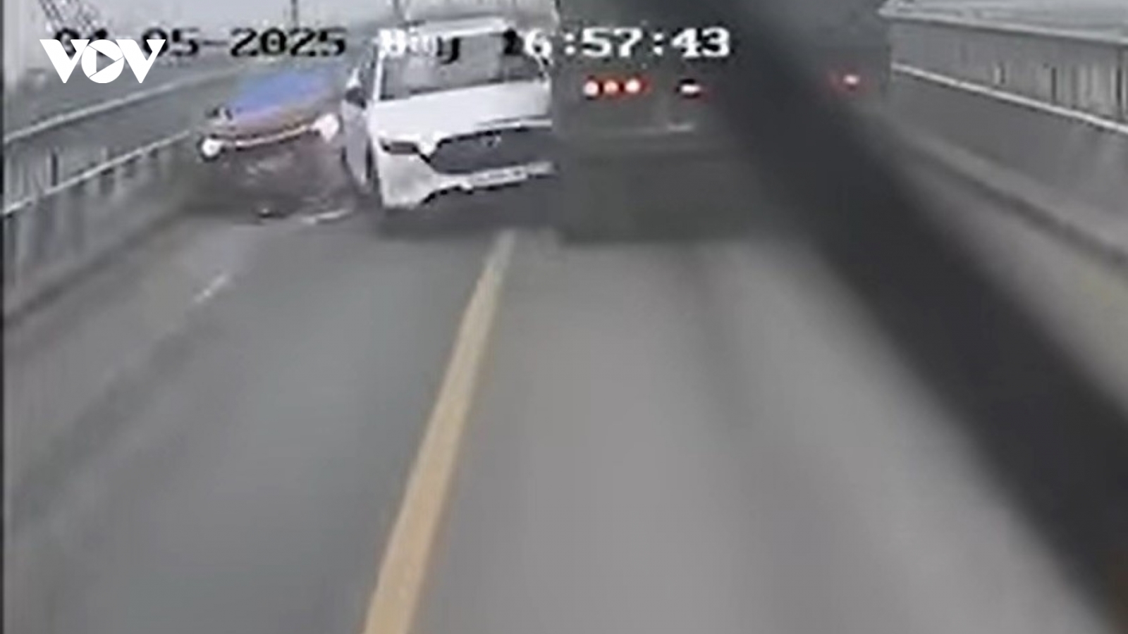 2 xe va chạm nhau trên cầu Gianh, Quốc lộ 1A qua Quảng Bình ách tắc nhiều giờ