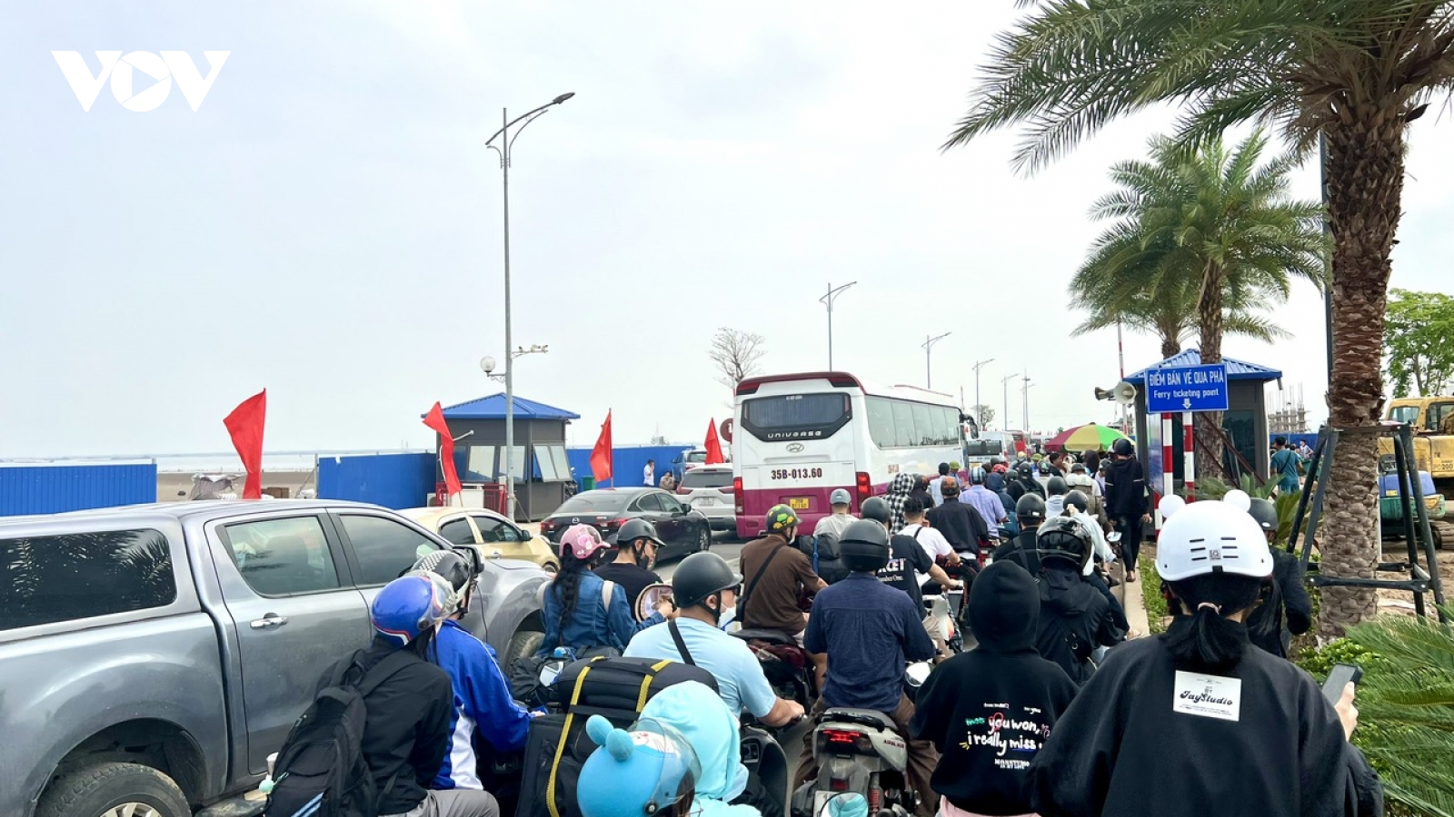Khách ra Cát Bà tăng cao trong ngày đầu nghỉ lễ