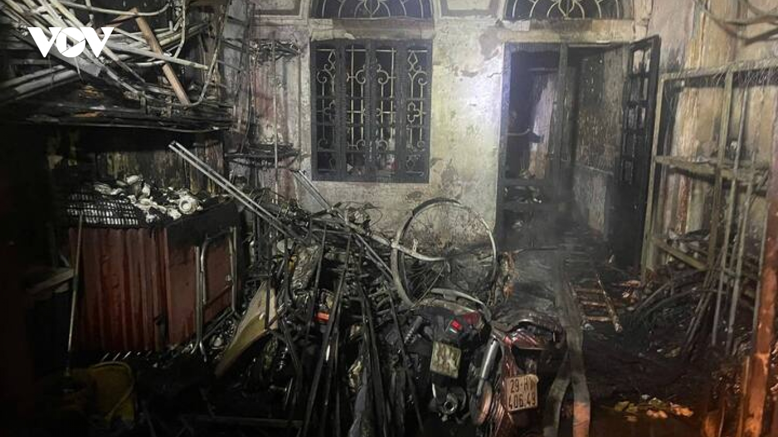 Cháy nhà ở Hà Nội, ông lão 78 mắc kẹt ở tầng 2