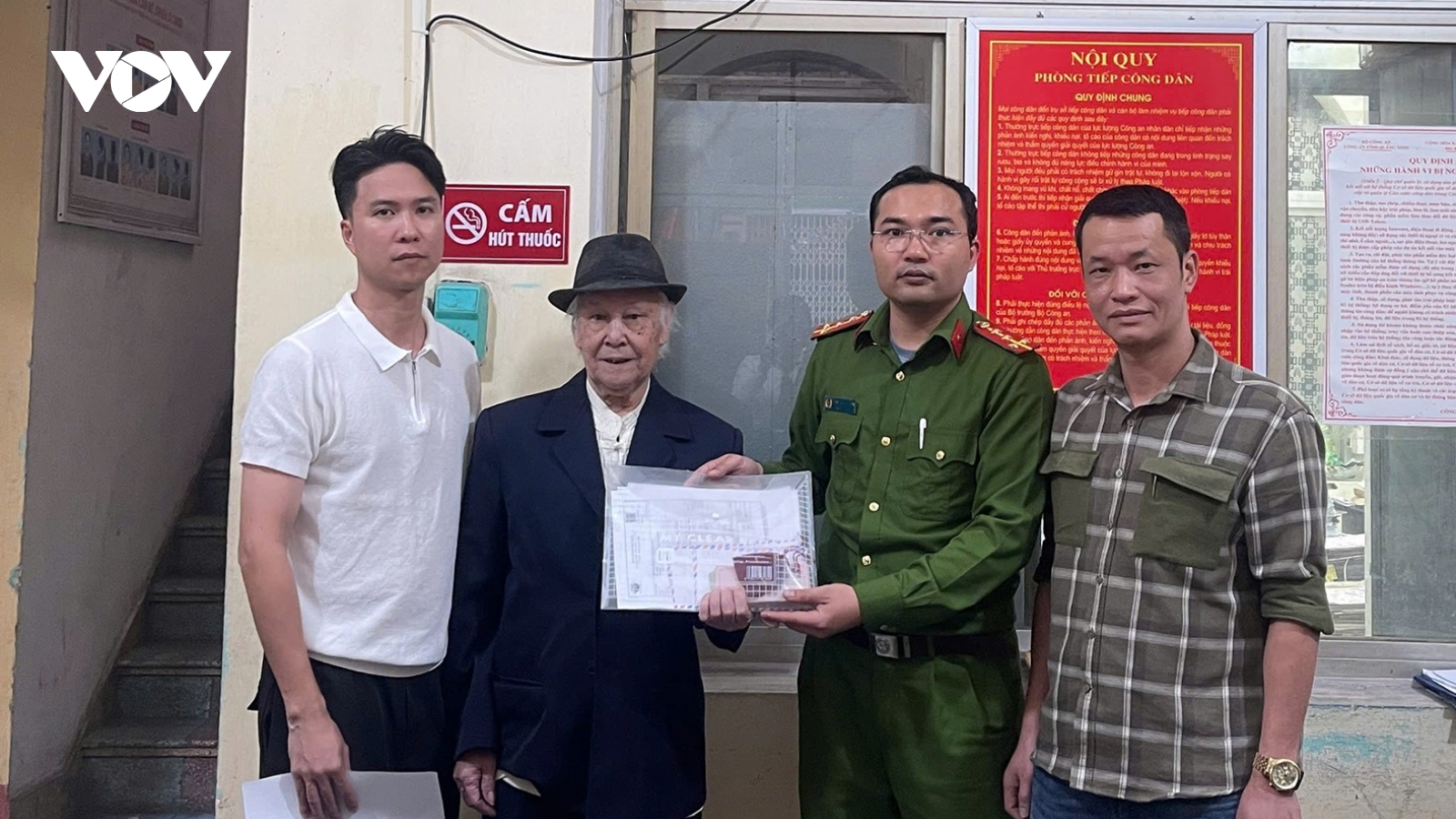 Nhặt được tiền, vàng đánh rơi, cán bộ công an xác minh trả lại sau 1 giờ