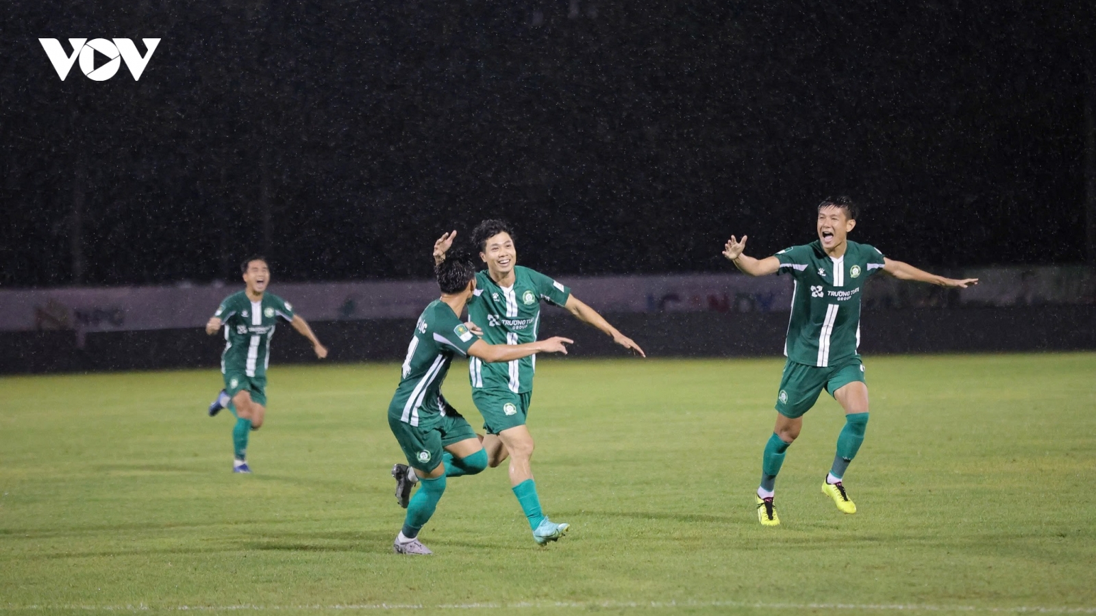 Công Phượng lại ghi "siêu phẩm đá phạt", Bình Phước hy vọng lên hạng V-League