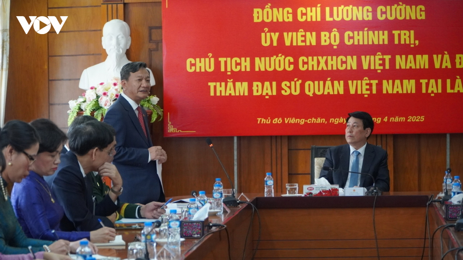 Chủ tịch nước Lương Cường thăm Đại sứ quán Việt Nam tại Lào