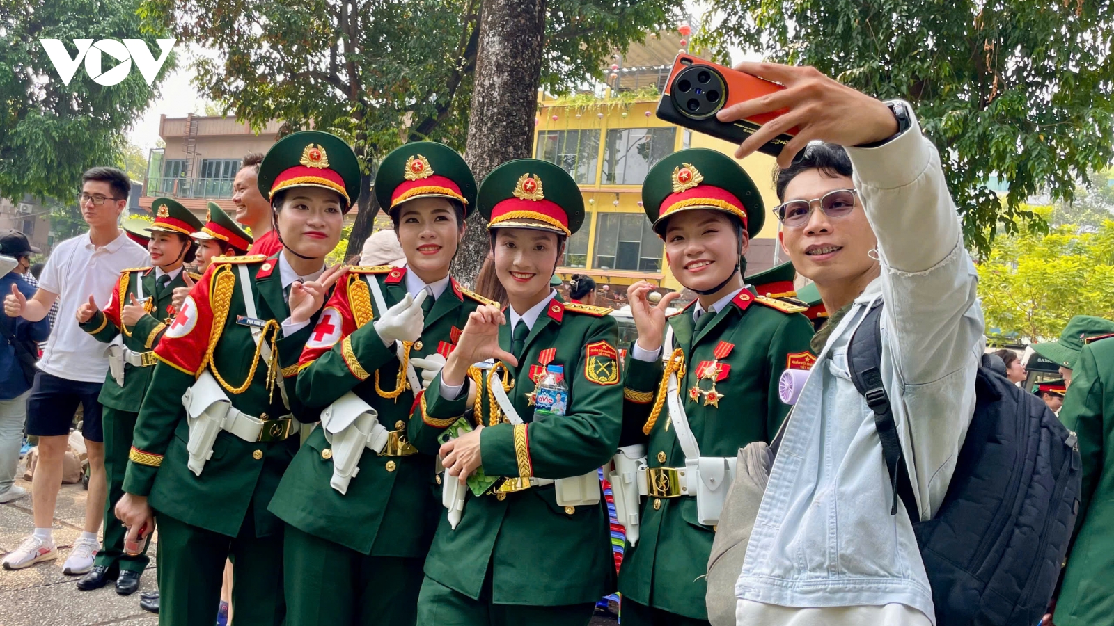 Màn nhảy dân vũ sôi động của khối Nữ Sỹ quan Quân y giao lưu cùng nhân dân