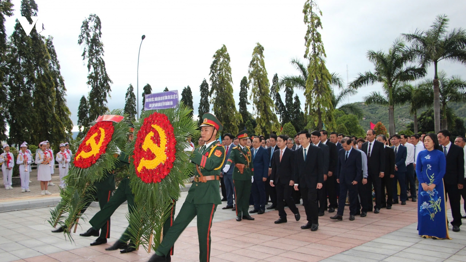 Phó Thủ tướng Mai Văn Chính dâng hương tưởng niệm liệt sĩ tại Khánh Hòa
