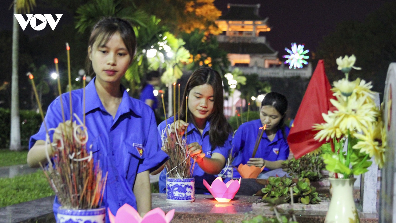 Hàng nghìn đoàn viên Điện Biên thắp nến tri ân các anh hùng liệt sĩ