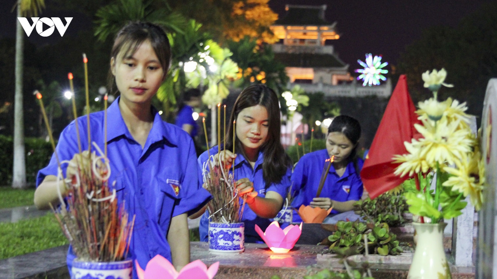 Hàng nghìn đoàn viên Điện Biên thắp nến tri ân các anh hùng liệt sĩ